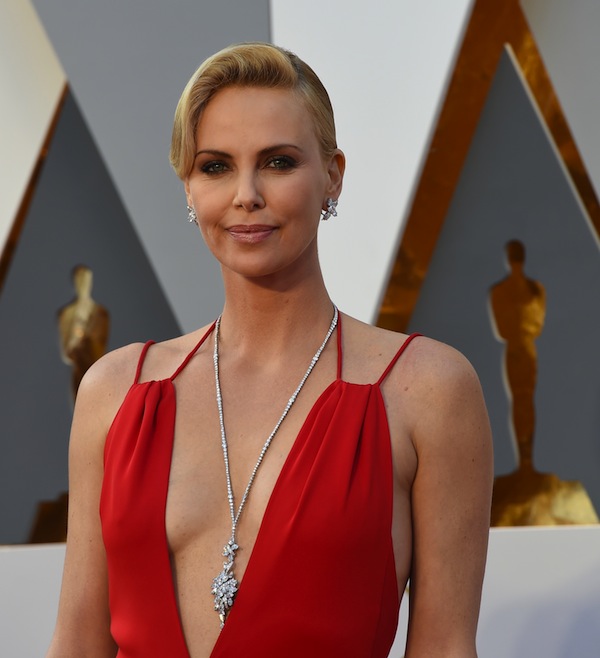 Actress Charlize Theron arrives on the red carpet for the 88th Oscars on February 28, 2016 in Hollywood, California. AFP PHOTO / VALERIE MACON / AFP / VALERIE MACON (Photo credit should read VALERIE MACON/AFP/Getty Images)