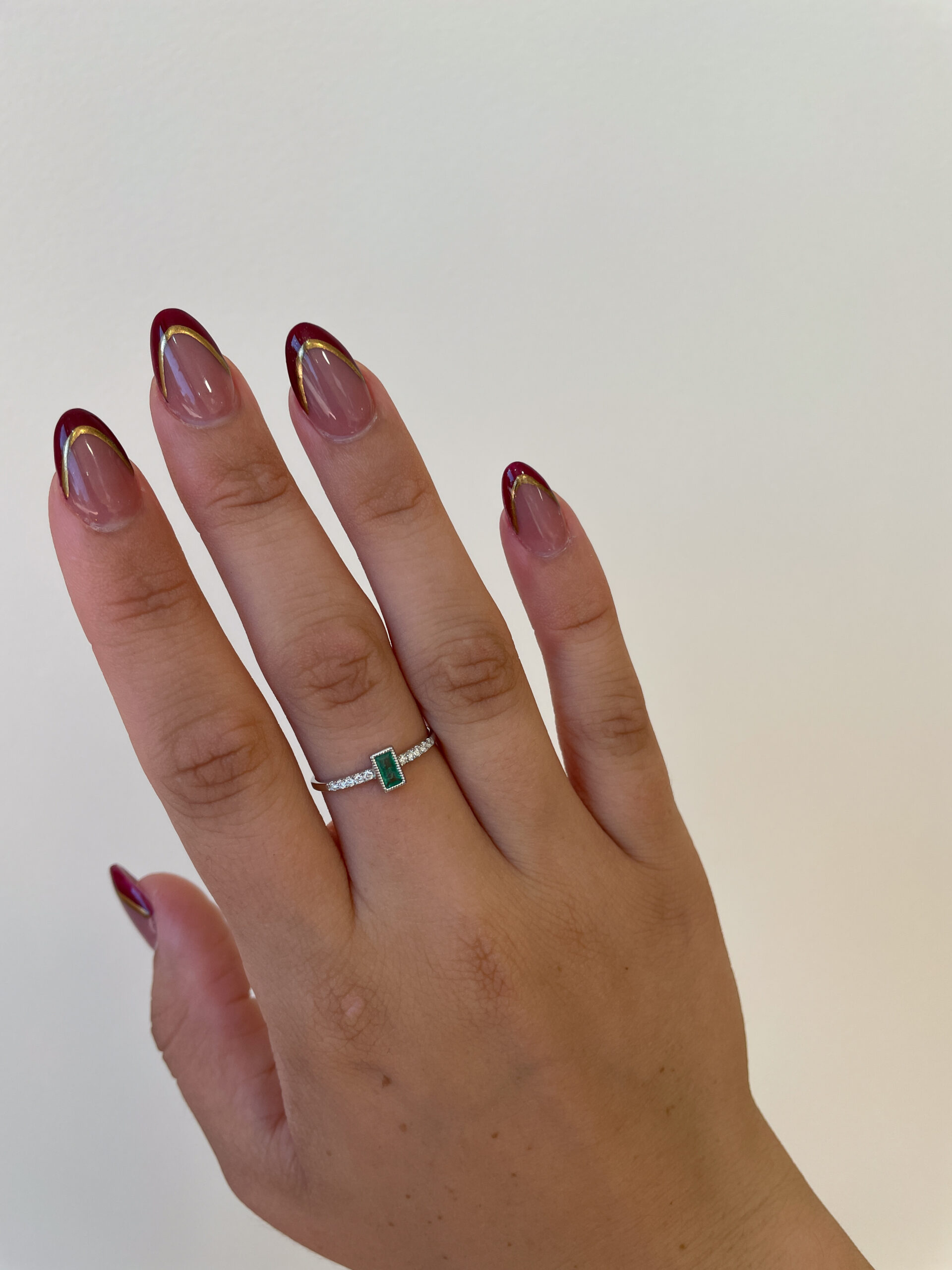 White Gold Baguette-Shaped Emerald Ring with Diamonds