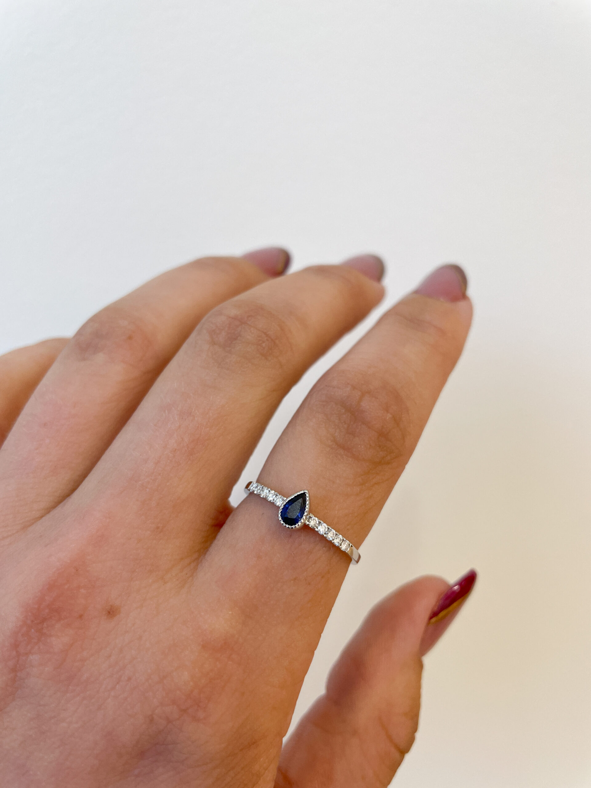 White Gold Pear-Shaped Sapphire Ring with Diamonds
