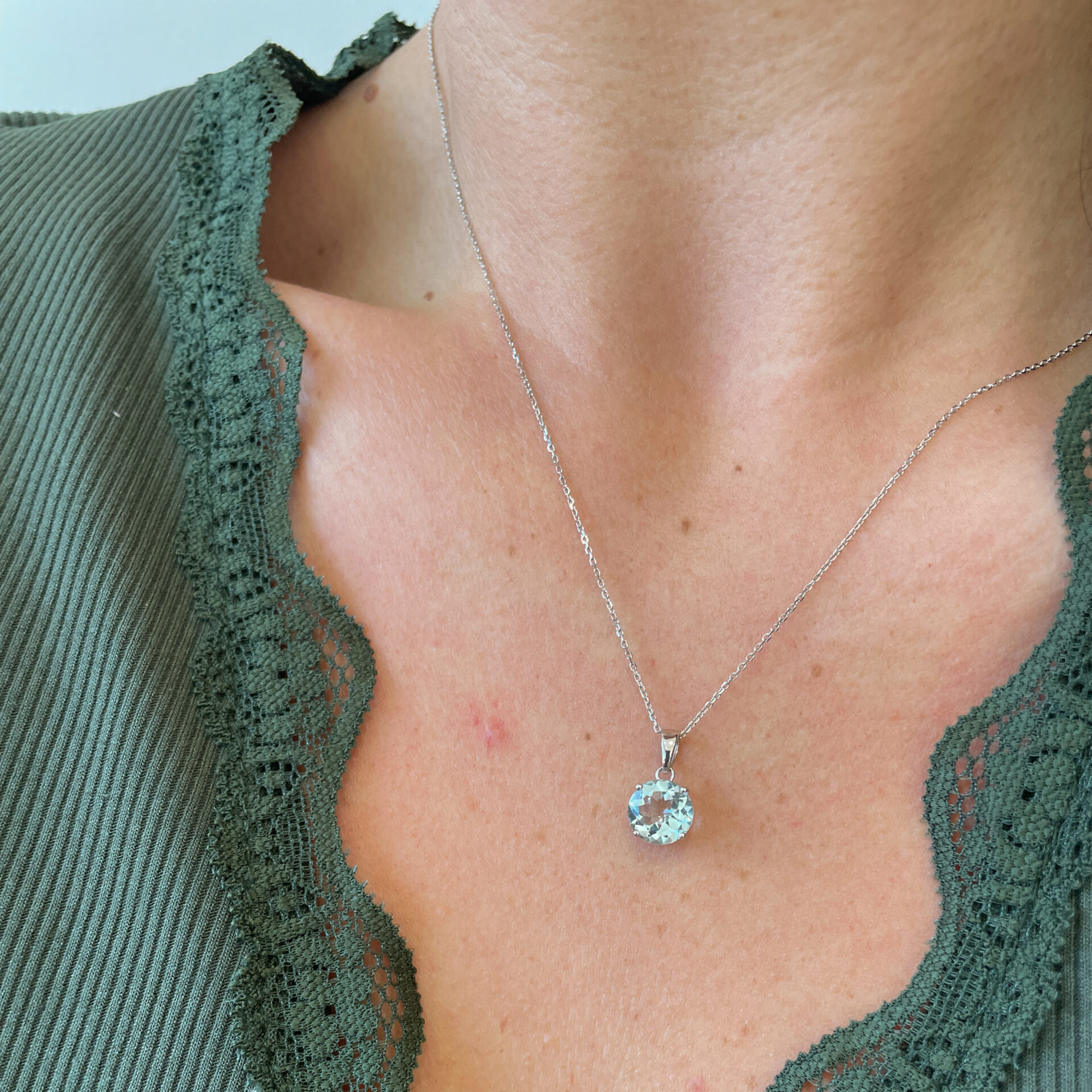 White Gold Aquamarine Pendant Necklace