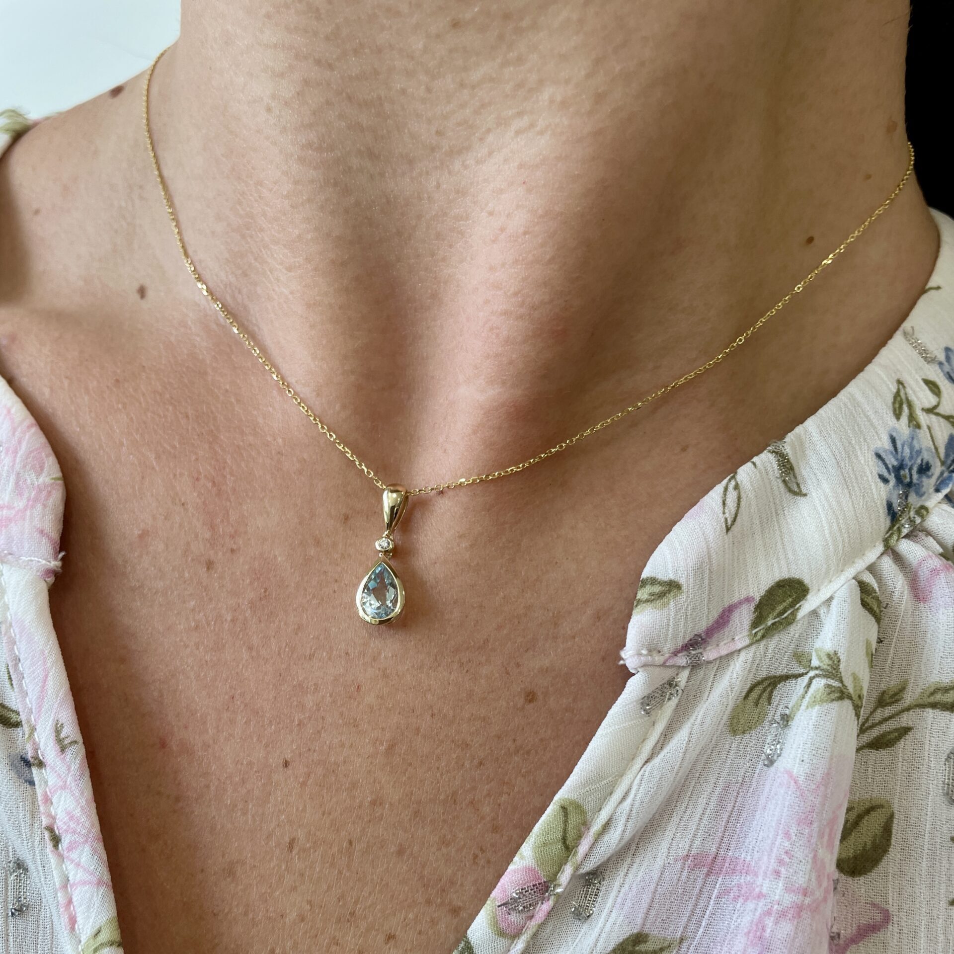 Yellow Gold Aquamarine Necklace with Diamond