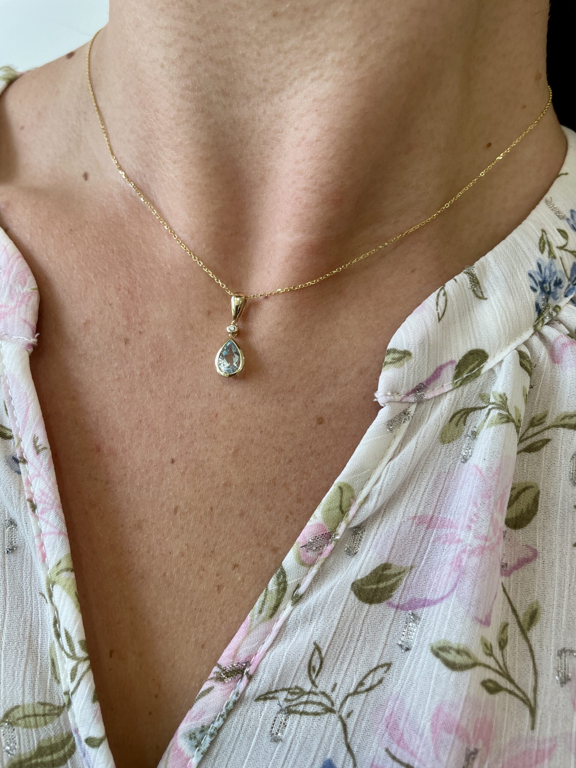 Yellow Gold Aquamarine Necklace with Diamond