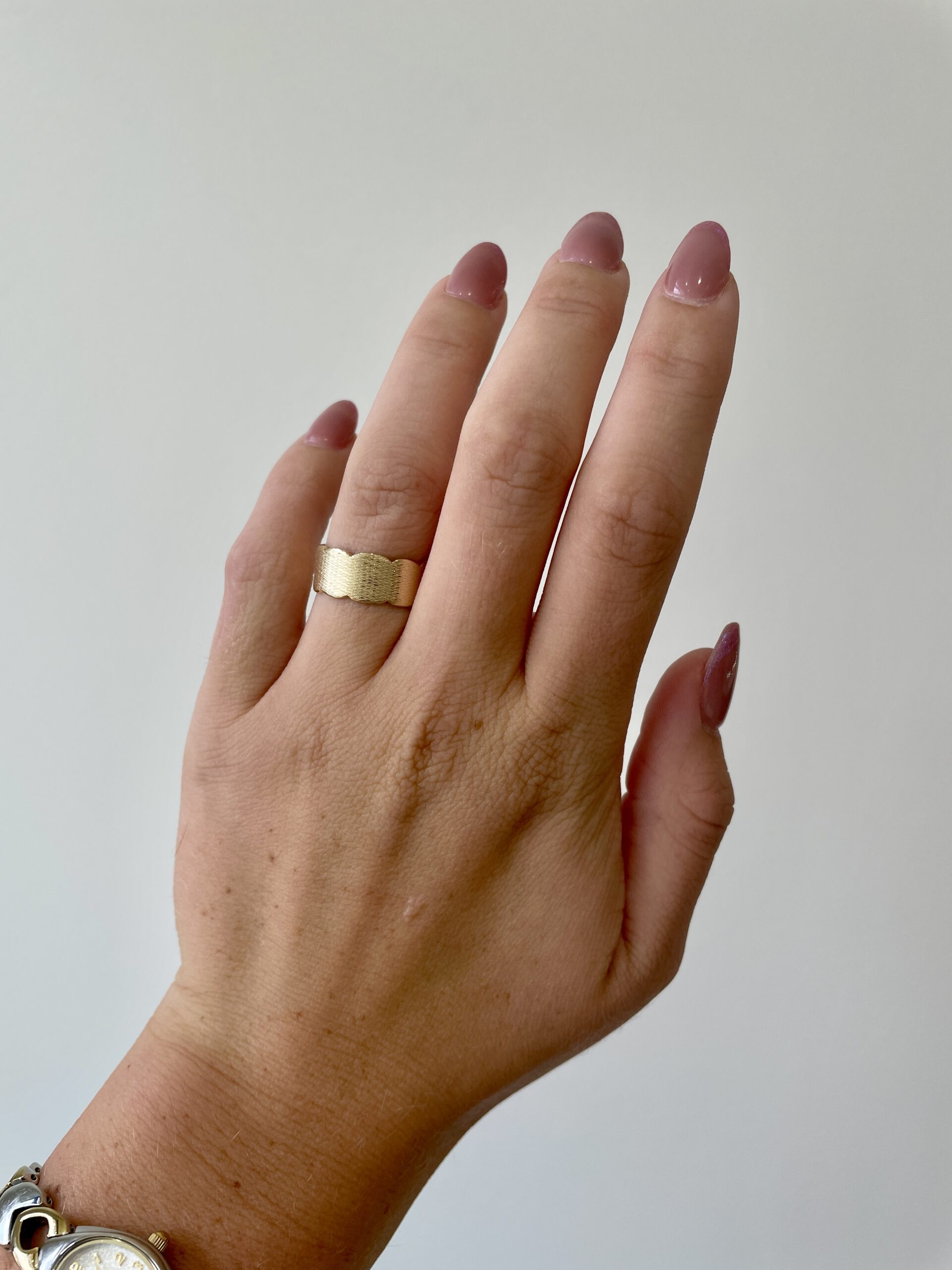 Estate: Yellow Gold Brushed Scallop Band
